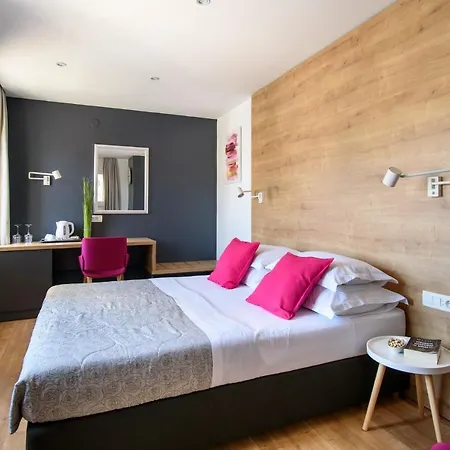 Πανσιόν Ora Luxury 4*
